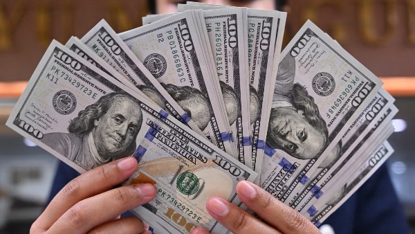 ارتفاع مفاجئ في سعر الدولار بمنتصف تعاملات اليوم وتسجيل أعلى مستوى الآن