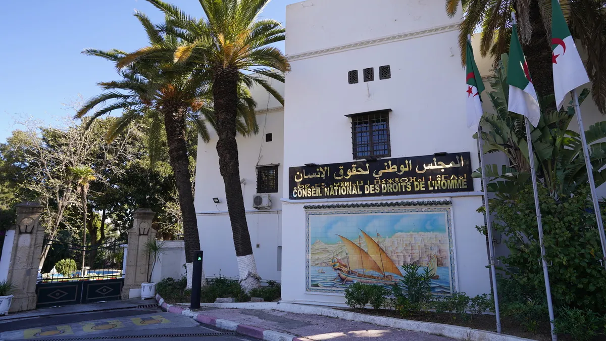 إشادة حقوقية بجهود الدولة في التصدي للحرائق