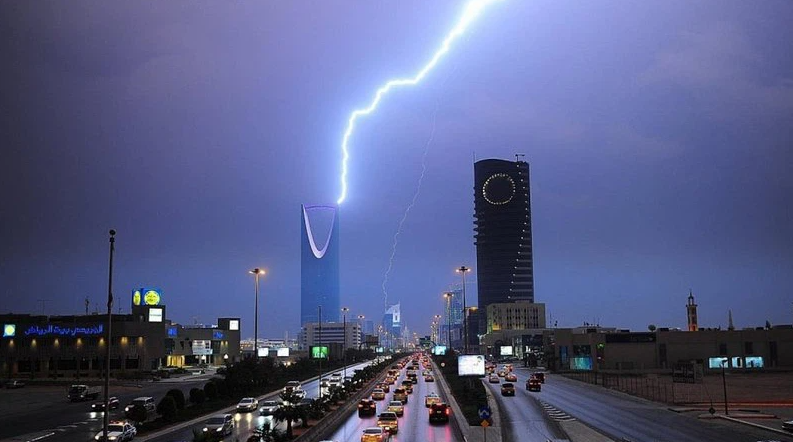 تباين مناخي في دول الخليج بين موجات الحر في السعودية والكويت والبحرين والضباب والغيوم بقطر والإمارات