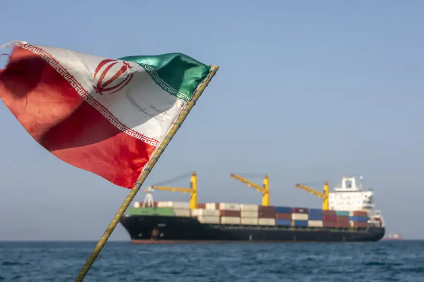 تداعيات العقوبات الأمريكية على إيران وتصاعد التوترات في مضيق هرمز