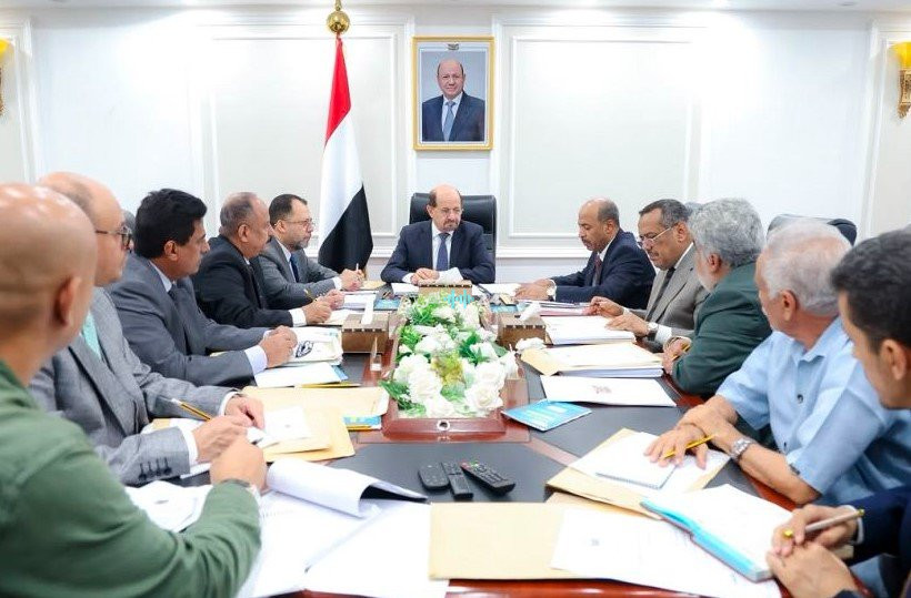 إليك عدة خيارات احترافية، "فيرال"، وتلتزم بدقة بجميع الشروط (بدون أي علامات ترقيم، وطول يتراوح بين 12 و16 كلمة):
الخيار الأول (تركيز على التناقض والصدمة):
تدشين الجريدة الرسمية يفجر موجة انتقادات حادة بسبب تجاهل أزمات الكهرباء والمرتبات في المناطق المحررة
الخيار الثاني (تساؤلي وجذاب للضغط):
هل أخطأت الحكومة ترتيب أولوياتها بتدشين جريدة رسمية بينما يواجه المواطنون أزمات الكهرباء والغاز والمرتبات
الخيار الثالث (إخباري قوي ومباشر):
غضب شعبي واسع من تدشين الجريدة الرسمية في ظل انهيار الخدمات وتفاقم معاناة المواطنين بالجنوب
الخيار الرابع (تحليلي ومثير للجدل):
بين تدشين الجريدة الرسمية وأزمات المعيشة تساؤلات صادمة حول أولويات مؤسسات الدولة في هذه المرحلة الحساسة
