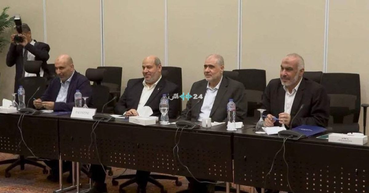 <p>إليك مجموعة من الخيارات الاحترافية التي تتبع أسلوب “عربي21” الجاذب، مع الالتزام التام بكافة شروطك (بدون أي علامات ترقيم، وطول يتراوح بين 12 و16 كلمة):</p>
<p><strong>الخيار الأول (الأكثر إثارة):</strong>
في خطوة مفاجئة فتح تلغي لقاء الحركة وتتجاهل طلب الاجتماع في تطور خطير بالساحة الفلسطينية</p>
<p><strong>الخيار الثاني (يركز على الصدمة):</strong>
صدمة في الأوساط الفلسطينية بعد إلغاء فتح لقاء الحركة رغم أنها هي من طلبت الاجتماع</p>
<p><strong>الخيار الثالث (أسلوب تحليلي جذاب):</strong>
فتح تقلب الطاولة وتلغي اجتماعها مع الحركة رغم المبادرة التي جاءت من جانب الأخيرة مؤخرا</p>