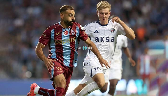 الحارس الشخصي لمحمد صلاح يخطف الأنظار بمرافقته الدائمة على طريقة ميسي في فيديو