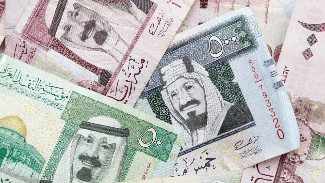 تحديثات أسعار العملات وسعر الريال السعودي في تعاملات صباح اليوم الإثنين