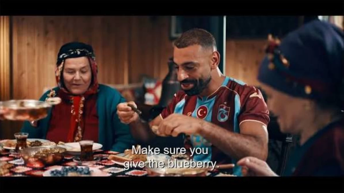 سيدة إعلان محمد صلاح في تركيا تصفه بابنها وتتمنى لقاء زوجته