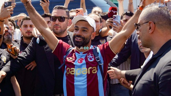 سيدة مسنة في تركيا تخطف الأنظار برد فعل عفوي عند لقاء محمد صلاح