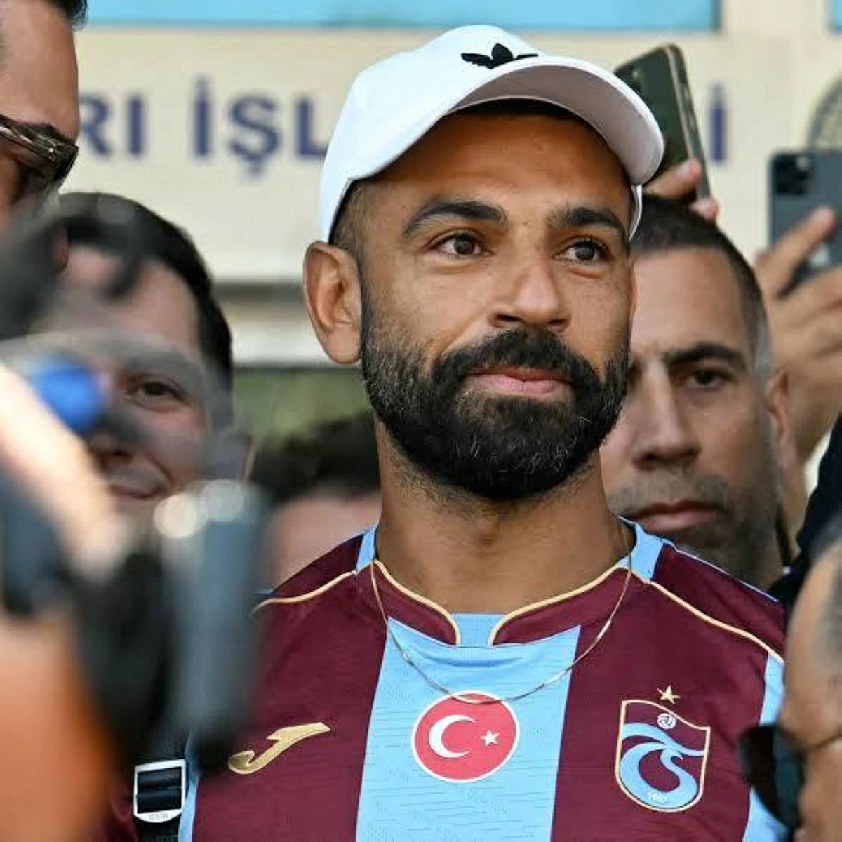 صورة محمد صلاح على واجهة مسجد في طرابزون تثير جدلاً واسعاً حول التكريم وجذب التبرعات