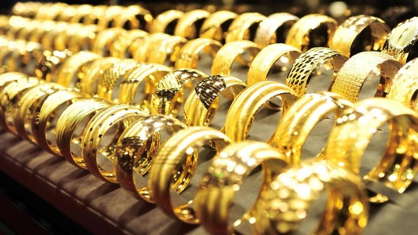 الذهب يسعى لتعويض خسائره بعد تراجع بقيمة 245 جنيها في عيار 21 صباح اليوم