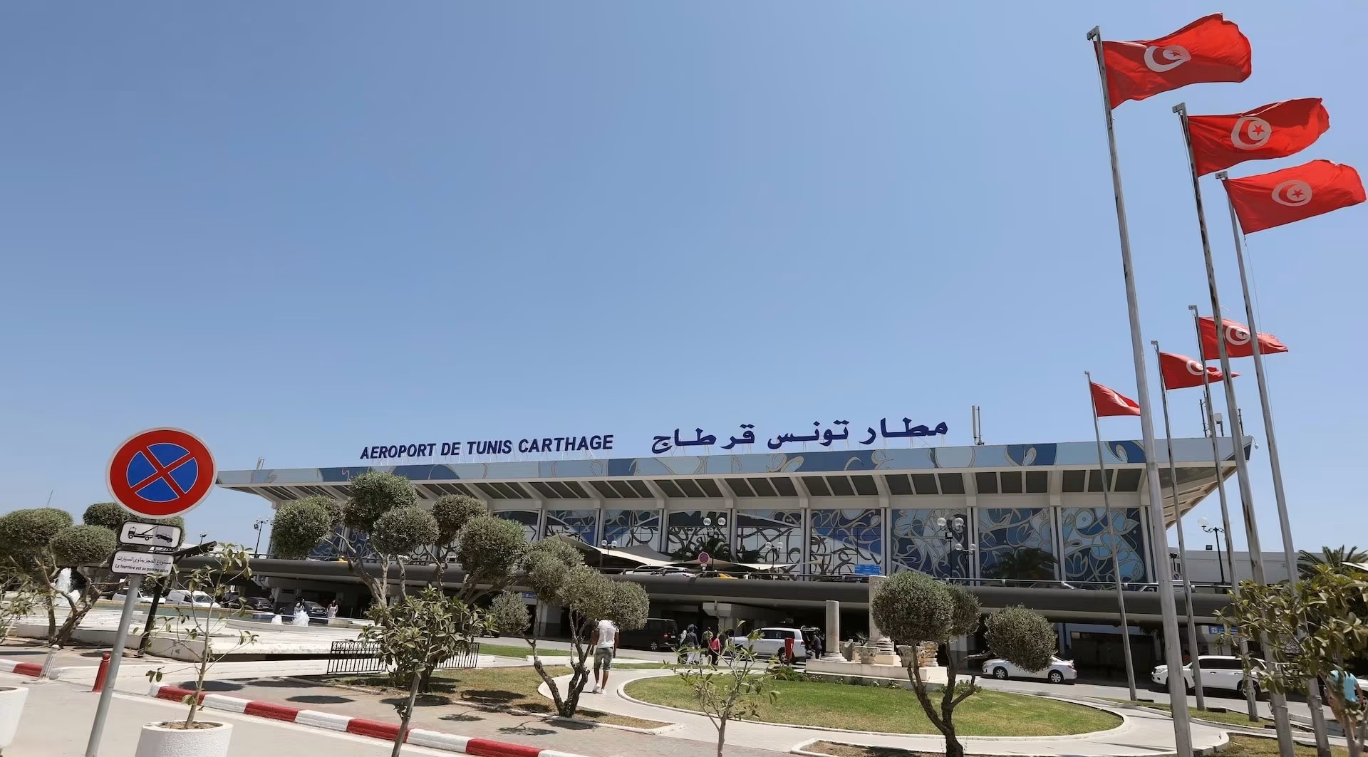 تونس تفرض إجراءات مشددة على دخول العراقيين وتحدد قيودا على سفر الشباب وتراقب النقد بشكل دقيق