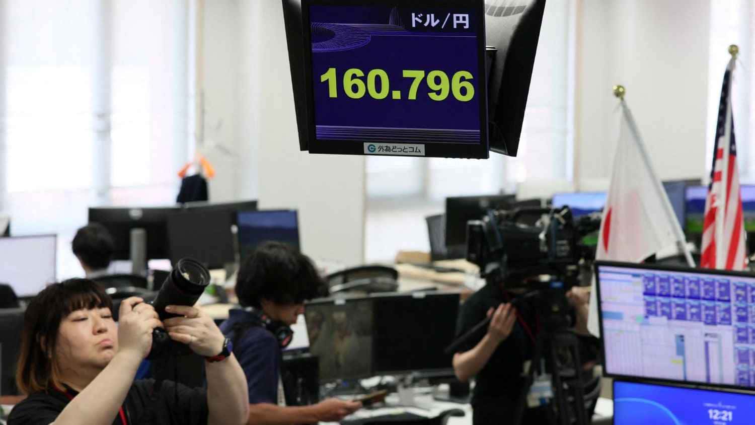 صدمة مبيعات التجزئة والصناعة تضع بنك اليابان أمام خيار التضحية بقوة الين