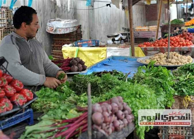 أسعار الخضروات والفاكهة اليوم.. الكيوي بـ200 جنيه والطماطم تبدأ من 10 في سوق العبور اليوم