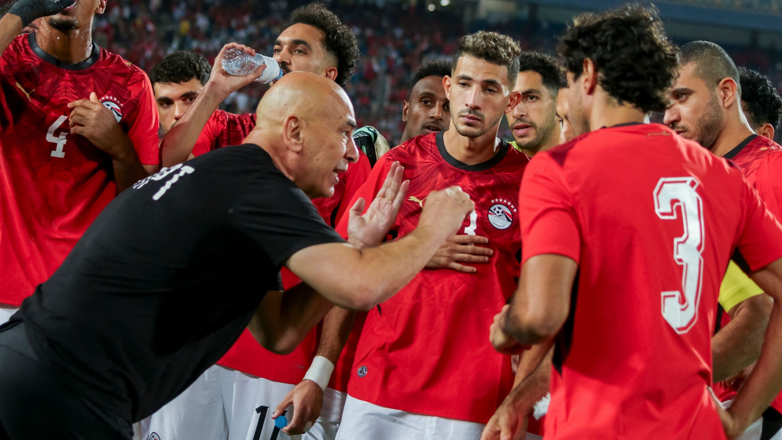 تصاعد الغضب وتوقع أزمة جديدة بعد رحيل لاعب جديد من معسكر منتخب مصر عقب محمد صلاح