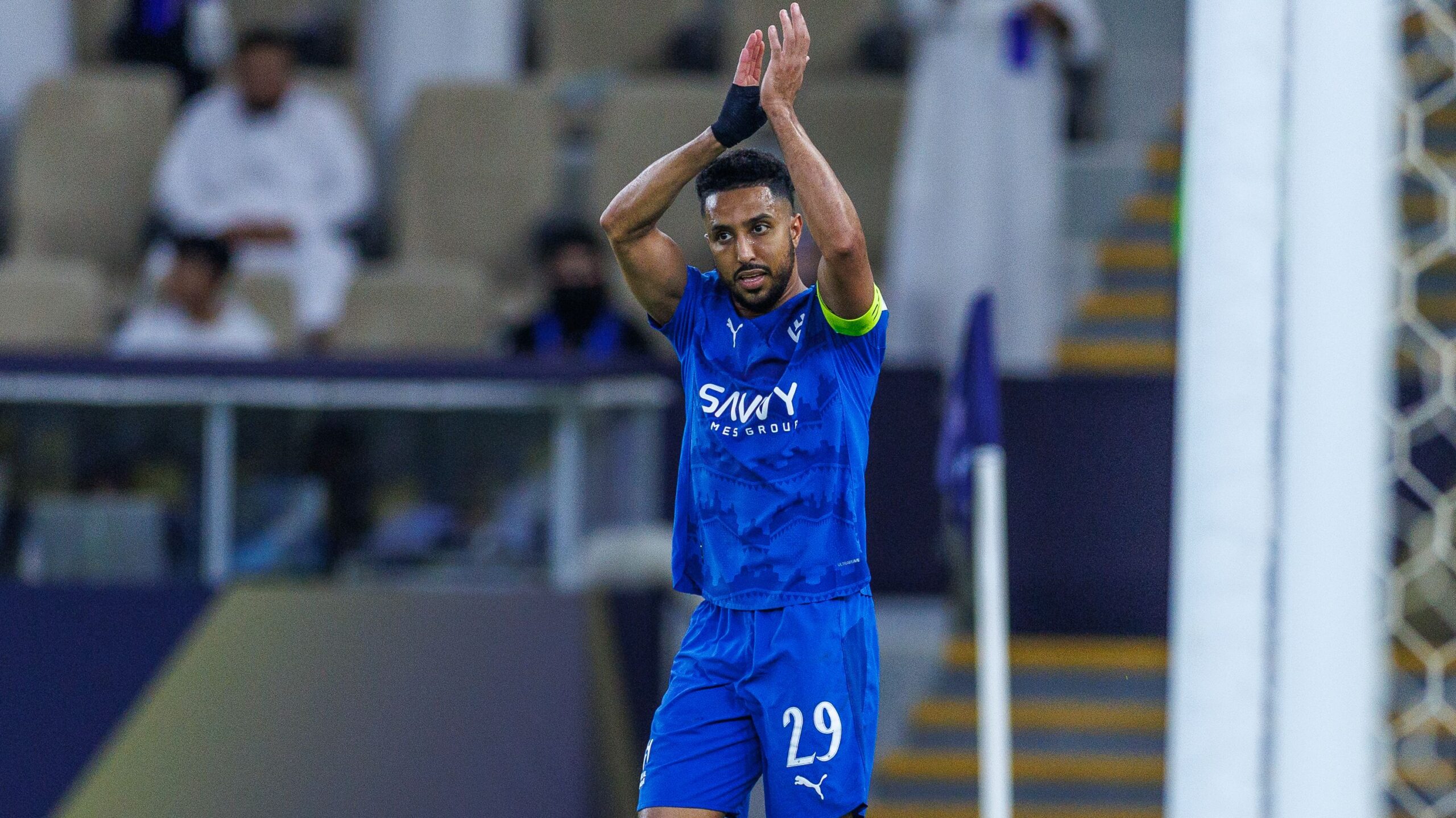 تطورات حاسمة تكشف موقف سالم الدوسري من كلاسيكو الهلال والاتحاد