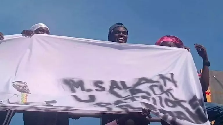 جماهير جنوب السودان تنتقد محمد صلاح برسالة لافتة في المدرجات تثير الجدل