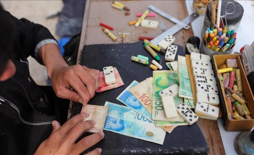 مفارقة السيولة الصادمة في غزة حيث يدفع المواطن مبالغ مالية للحصول على الكاش والتخلص منه