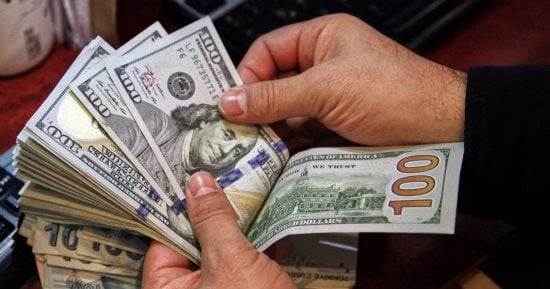 السكون يخيم على أسعار الدولار في البنوك وسط حالة من الهدوء السائد
