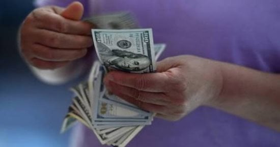 مصرف أبو ظبي يسجل أعلى سعر للدولار في ختام أسبوع الجمعة ببيع بـ53.65 جنيه