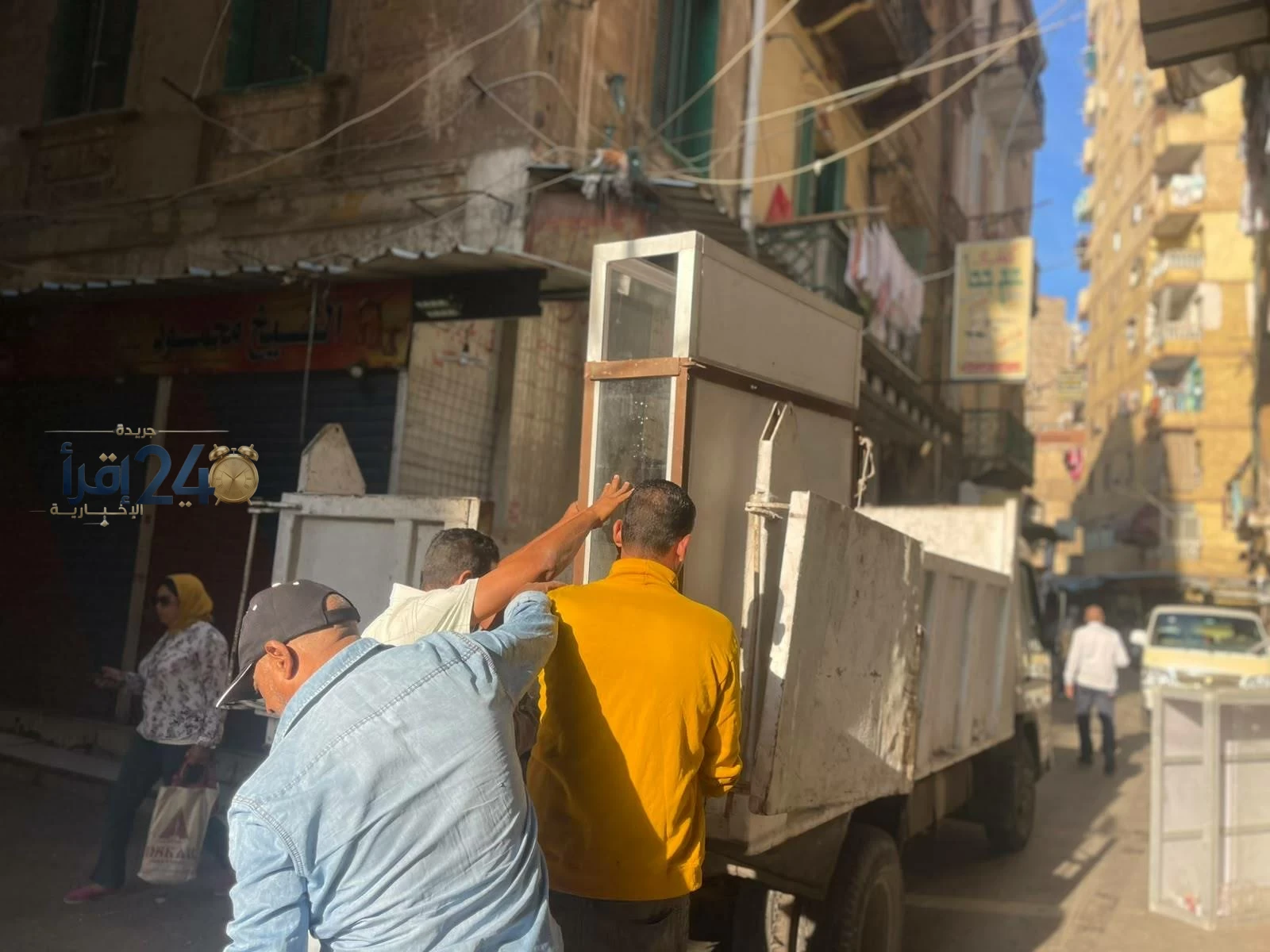 الإسكندرية تشن حملات مكبرة لإزالة إشغالات الباعة والمحلات بـ 4 أحياء