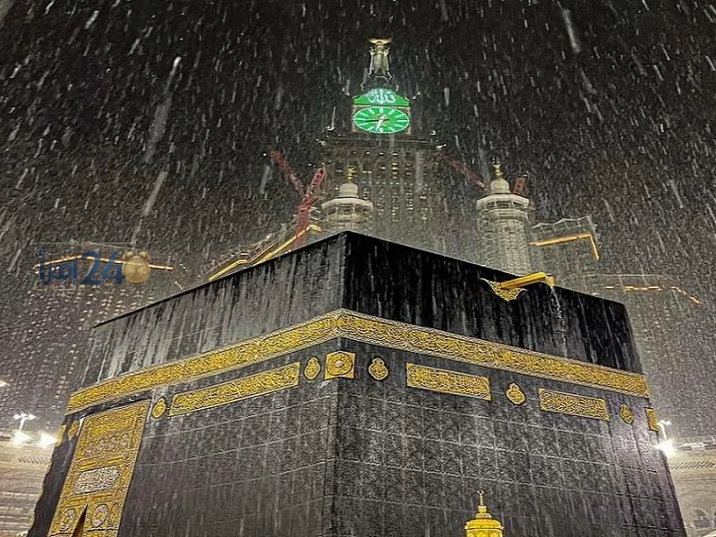 نفحات ربانية وأمطار غزيرة تغمر الحرم المكي في مشهد يلامس القلوب (فيديو)