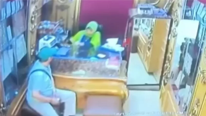 مالكة محل الذهب بالفيوم تتبرع بمكافأة بدون تحديد قيمة لجهود الكشف عن مرتكبي سرقة السبائك