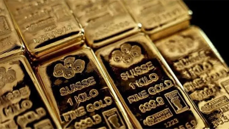 الذهب ينهض من أدنى مستوياته للأسبوع بفضل انخفاض الدولار