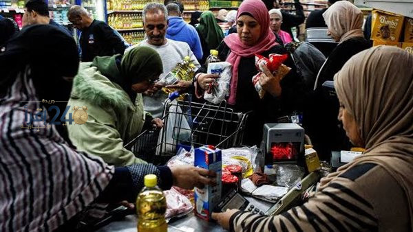 ضغوط الدولار وممارسات التجار تعيق تراجع الأسعار في مصر رغم انخفاض التضخم
