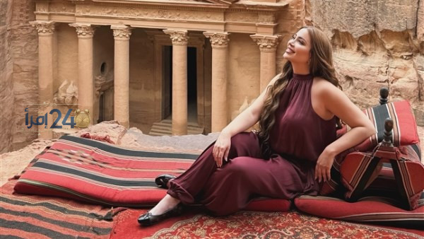 نسرين طافش تتألق باللون الأحمر وتخطف الأنظار في منطقة البتراء بالأردن
