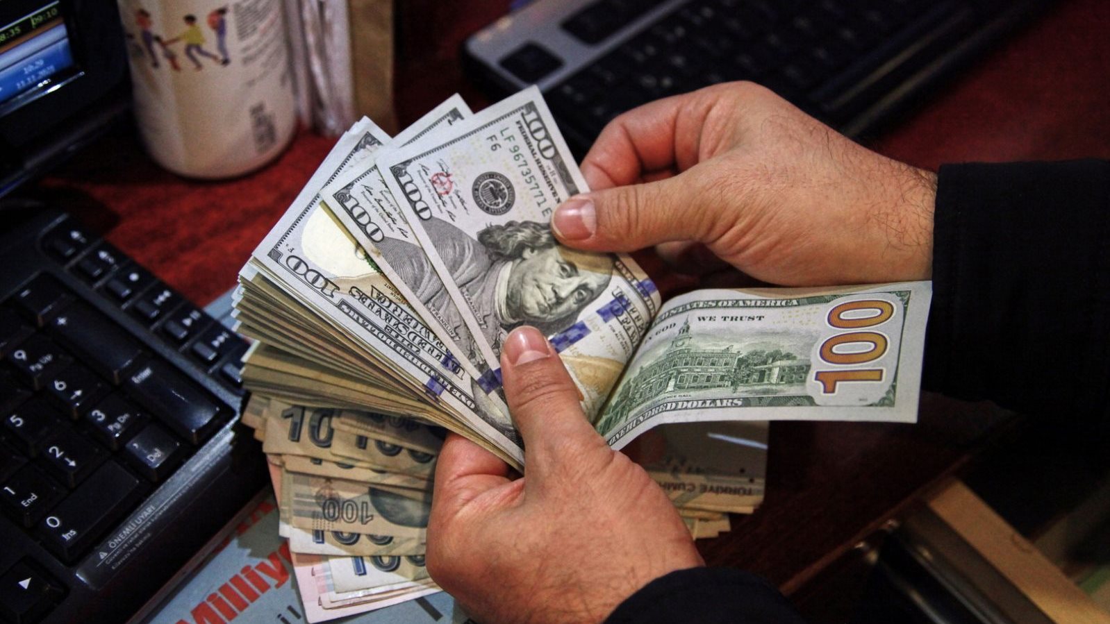 تحديثات أسعار الدولار في البنوك المصرية اليوم الأربعاء