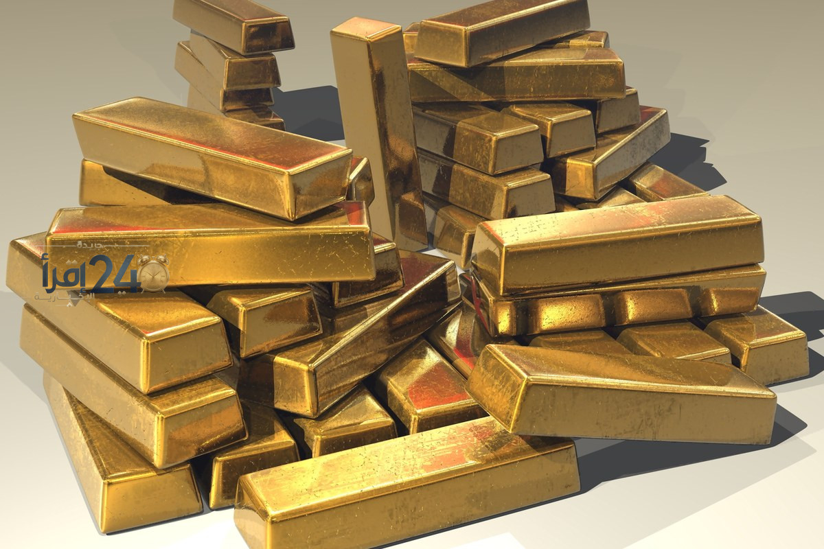 الذهب يتراجع بشكل أسبوعي بنسبة 0.7 بالمئة في ظل تقلبات السوق