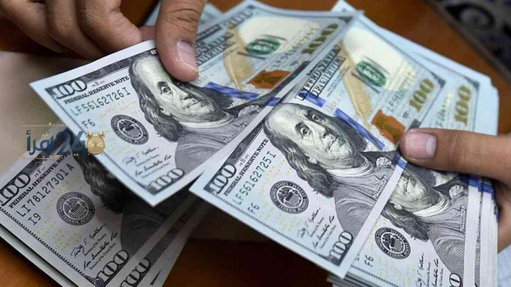 تراجع الدولار عن ذروته في 18 شهرا مع انخفاض أسعار النفط