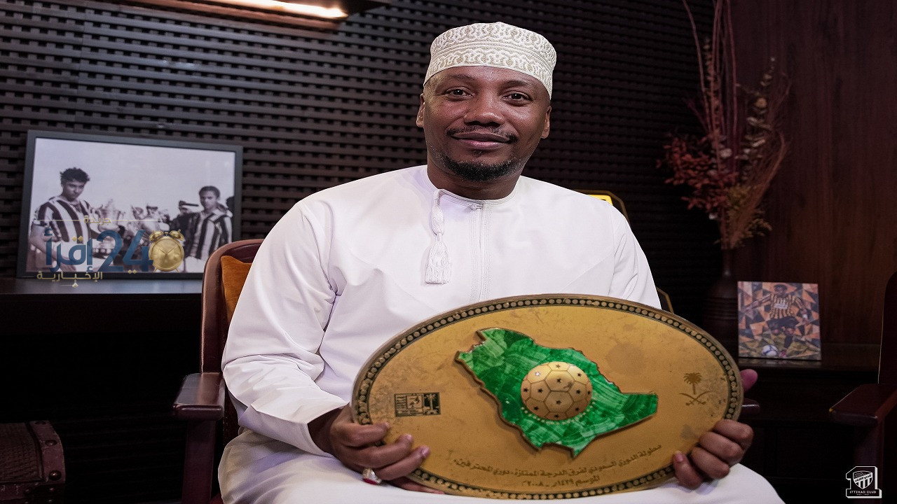 النجم العماني أحمد حديد يزور نادي الاتحاد ويتجول بين إنجازاته الذهبية ويحتفل بكؤوسه مع النادي