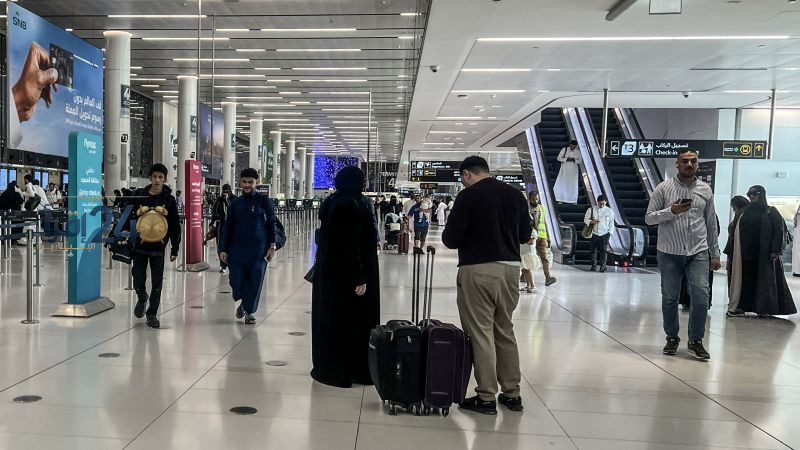 أمريكا تعلن عن تعليق جميع أنشطتها رداً على مقتل مواطنها في هجوم مطار الملك خالد في السعودية