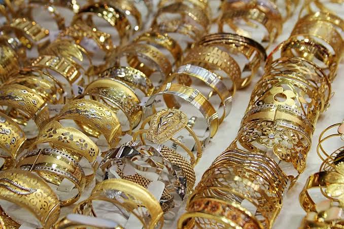 مرصد الذهب يسلط الضوء على تراجع سعر الذهب بمقدار 144 دولار خلال أسبوع على خلفية ارتفاع العوائد وتزايد مخاوف التضخم