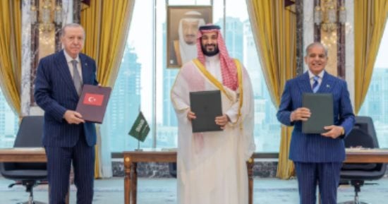 ترامب يعبر عن رأيه في قرار تركيا وباكستان نشر قوات في السعودية وتأثيره على الاستقرار الإقليمي