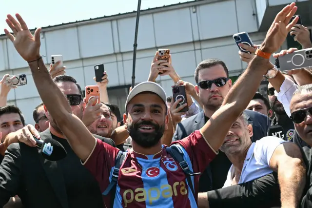 تفاعل جماهير محمد صلاح يمتد من مدرجات طرابزون إلى شوارع المدينة في تقرير تركي