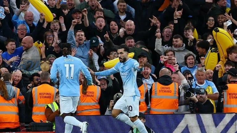 جماهير مانشستر سيتي تثير الجدل بلـ«موز» خلال مواجهة ليفربول وتثير تكهنات حول خلفيات التصرف
