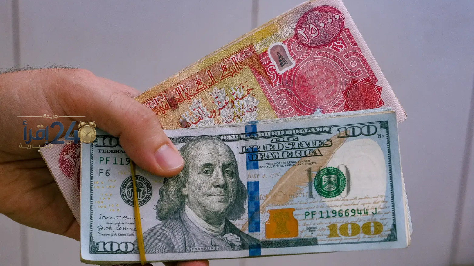 خبراء يحذرون المواطنين من شراء الدولار خلال تدهور سريع لقيمة الدينار العراقي