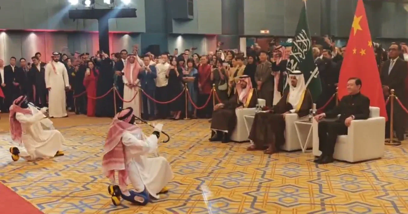 روبوتات صينية ترتدي الثوب والشماغ تؤدي العرضة السعودية بأسلوب لافت ونادر في الرياض