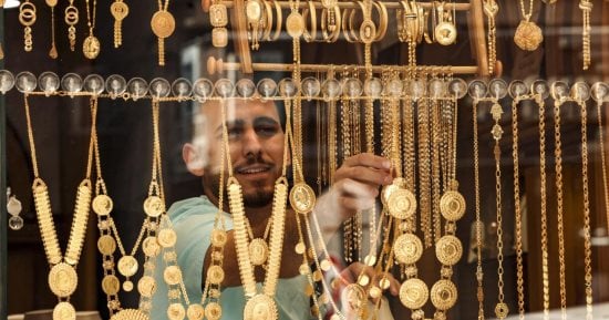 انخفاض سعر الذهب عيار 24 إلى 7030 جنيهاً خلال تعاملات اليوم الأحد