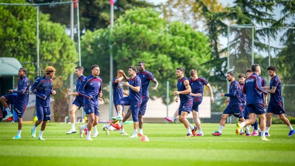 صلاح يقود تدريبات فريقه طرابزون قبل مواجهة سامسون سبور في الدوري التركي بخفة ظل وضحك متواصل