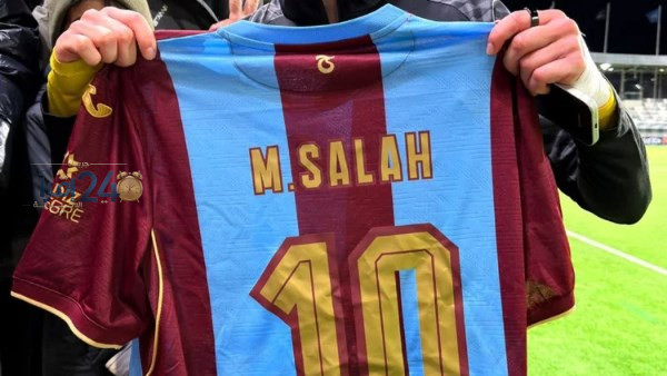 لاعب كوبس الفنلندي يسرق قميص محمد صلاح بعد مباراة مثيرة مع طرابزون سبور