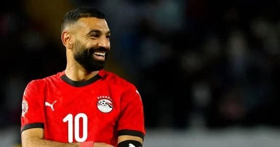 محمد صلاح يتحدى النجيل الصناعي في مواجهة جديدة تثير الجدل وتضاعف الانتقادات