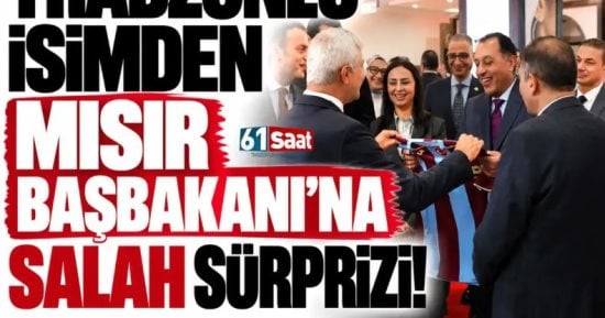 محمد صلاح يهدى رئيس الوزراء قميصه خلال مشاركته فى جناح تركيا بمعرض تراثنا 2026