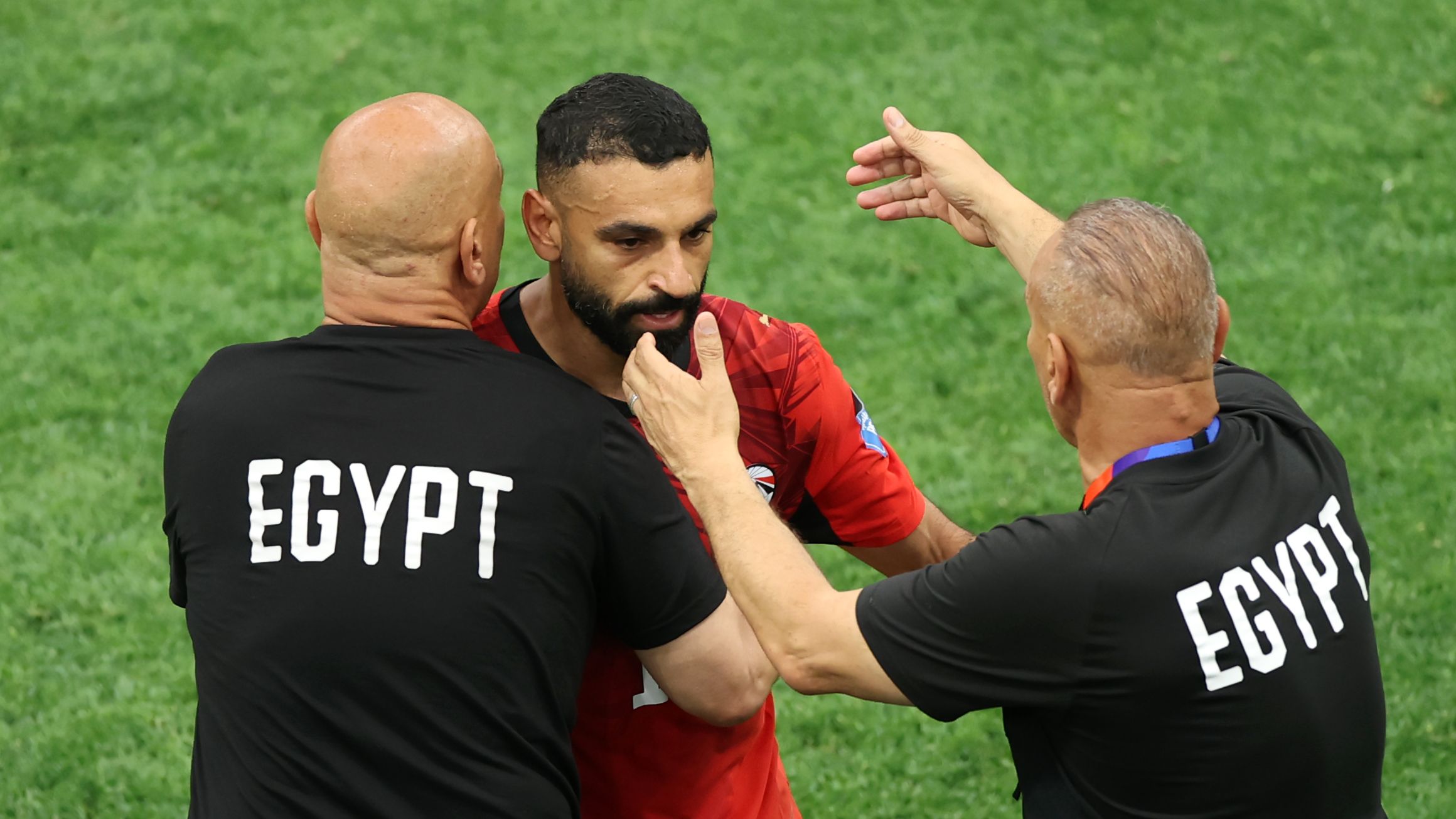 معسكر منتخب مصر يشهد توترًا غير مسبوق بسبب اتهامات خطيرة وبلاغ عاجل للنائب العام تتعلق بمحمد صلاح